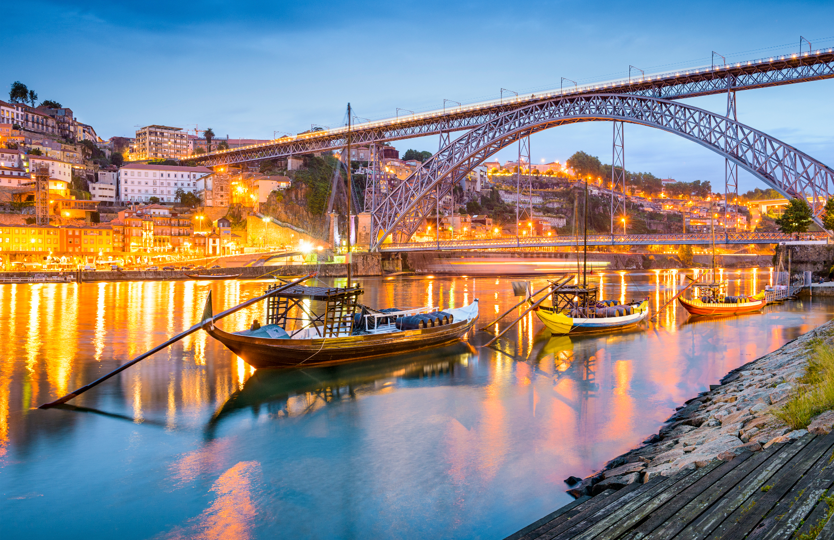 hương trình định cư Golden Visa do chính phủ Bồ Đào Nha triển khai với mục đích tạo điều kiện nhanh chóng cho các nhà đầu tư ngoài EU được cấp quy chế định cư hợp pháp tại quốc gia này. Chương trình có hiệu lực từ ngày 08 tháng 10 năm 2012.