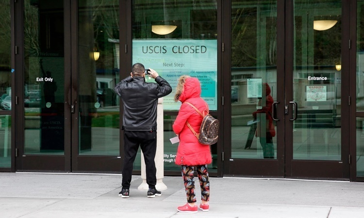 Thông báo đóng của của văn phòng USCIS tại Tukwila, Washington. Ảnh: AFP.