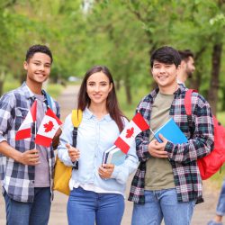 Làm thế nào để được cấp và duy trì giấy phép du học tại Canada