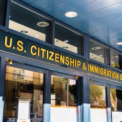 Sở Di trú Mỹ USCIS áp dụng điều chỉnh phí xử lý hồ sơ định cư từ 2/10/2020